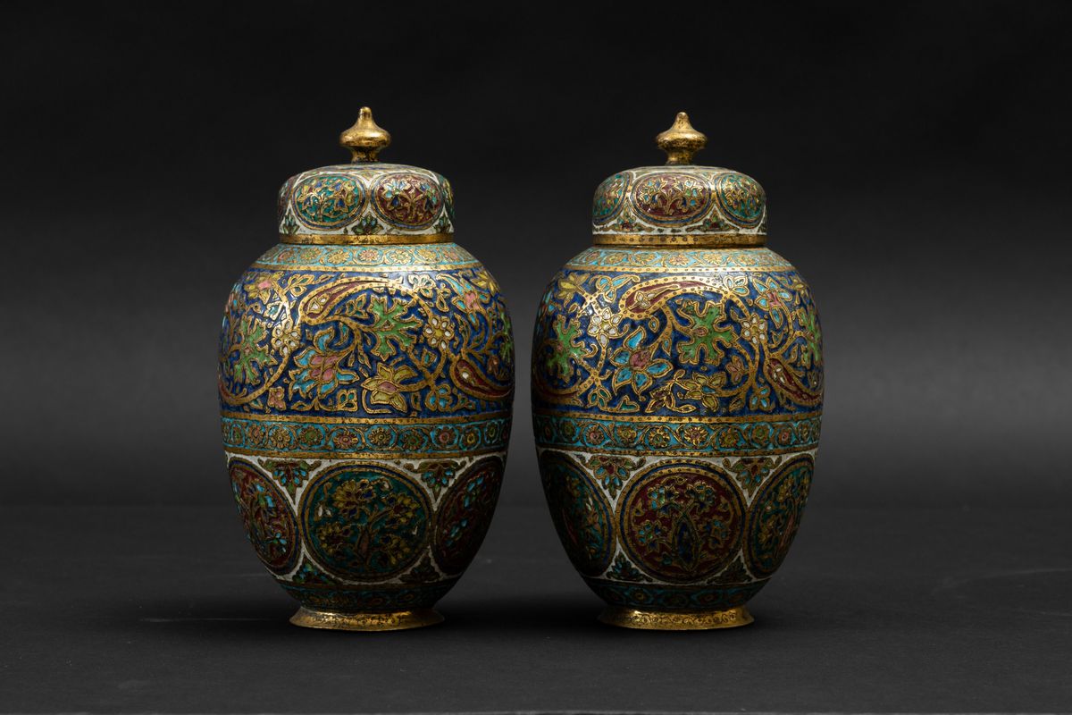 Coppia di Potiches a Smalti con Decori Floreali, Turchia, XIX Secolo