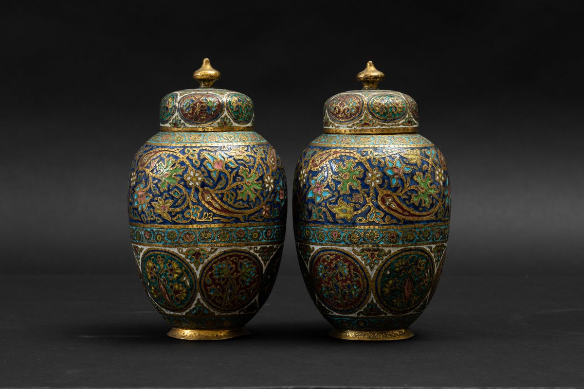 Coppia di Potiches a Smalti con Decori Floreali, Turchia, XIX Secolo