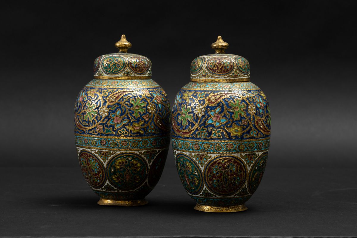 Coppia di Potiches a Smalti con Decori Floreali, Turchia, XIX Secolo