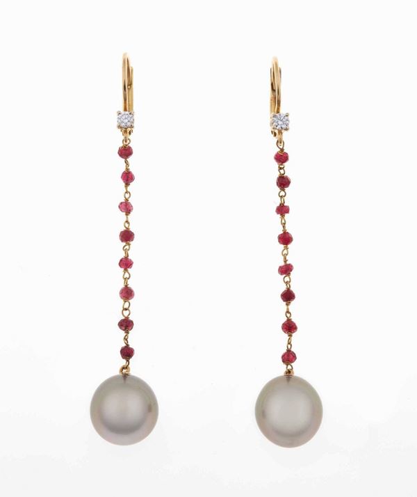 Orecchini pendenti con perle, piccoli rubini e diamanti
