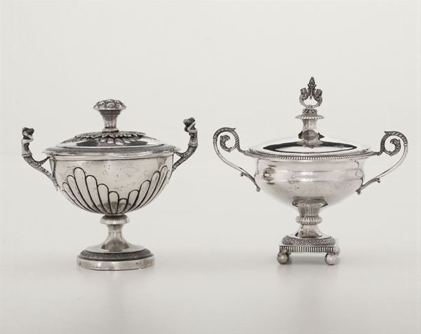 Due zuccheriere una in argento fuso e sbalzato e una in metallo Una manifattura europea del XX secolo