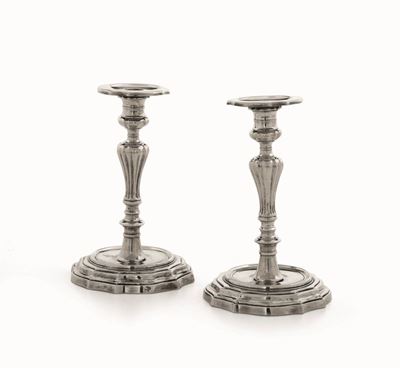 Coppia di Candelieri in Argento Fuso e Sbalzato. Probabilmente Augsburg, XVIII Secolo