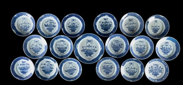 Lotto composto da diciotto piatti in porcellana bianca e blu con soggetto naturalistico centrale e decori floreali, Cina, Dinastia Qing, epoca Kangxi (1662-1722)