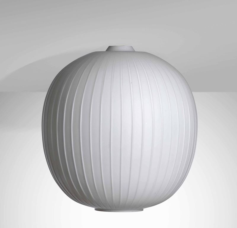 Lampada a sospensione con struttura metallo e diffusore in vetro opalino.  - Auction Design Lab - Cambi Casa d'Aste