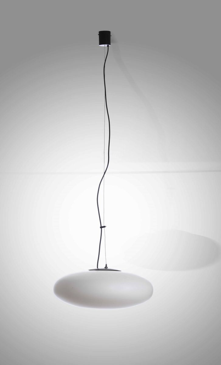 Lampada a sospensione con struttura in ottone e diffusore in vetro opalino.  - Auction Design Lab - Cambi Casa d'Aste