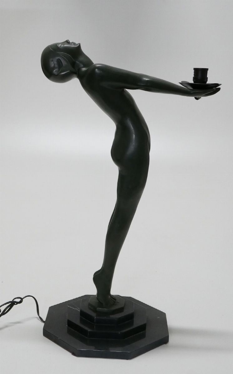 Lampada con figura femminile   - Auction Antiques III - Timed Auction - Cambi Casa d'Aste