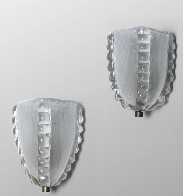 Coppia di appliques con struttura in metallo e diffusore in vetro di Murano.