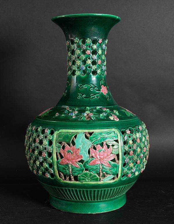 Vaso in grès smaltato verde con decori floreali e naturalistici a rilievo e a traforo, Cina, Repubblica, XX secolo