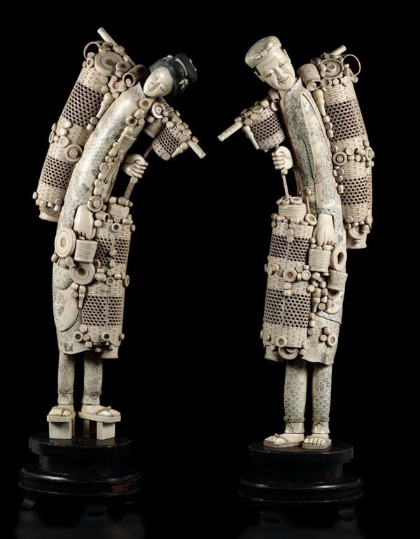 Coppia di grandi figure di contadini con placche in avorio parzialmente dipinto, Giappone, inizi XX secolo