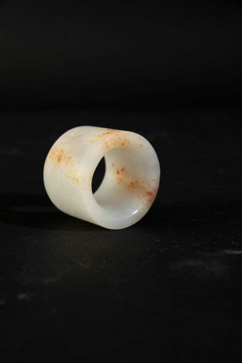 Anello da Arciere in Giada Bianca e Russet con Iscrizione Incisa, Cina, Inizi XX Secolo