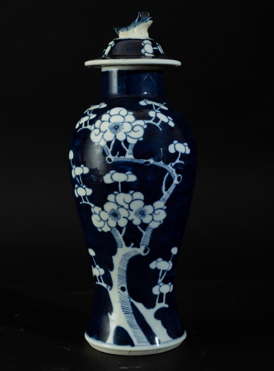 Piccola Potiche in Porcellana Bianca e Blu con Ramo di Ciliegio in Fiore, Cina, XX Secolo