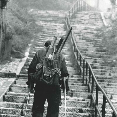 A Man On Crutches Carries Wood For Fuel in His Rucksack. Bosnie-herzigovine, Sarajevo