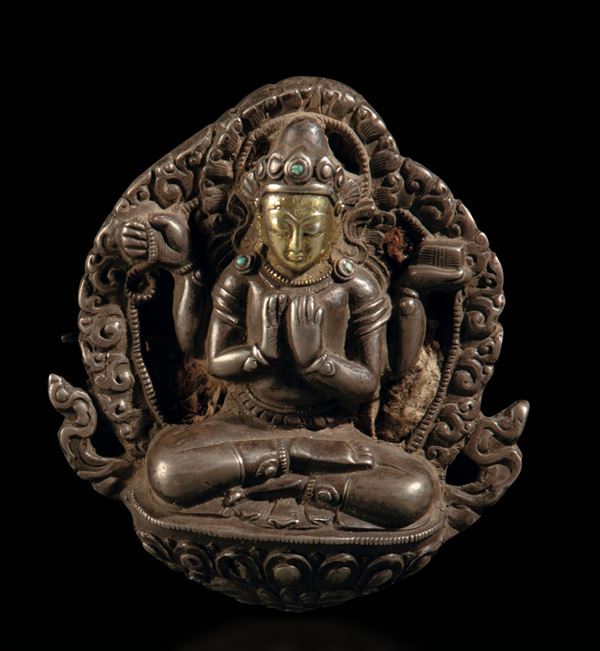 Rara figura di Buddha seduto su fiore di loto in argento parzialmente dorato con iscrizione al retro, Tibet, XVIII secolo