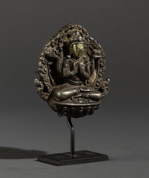 Rara Figura di Buddha Seduto su Fiore di Loto in Argento Parzialmente Dorato con Iscrizione al Re...