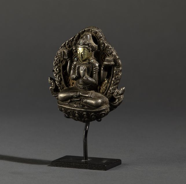 Rara Figura di Buddha Seduto su Fiore di Loto in Argento Parzialmente Dorato con Iscrizione al Re...