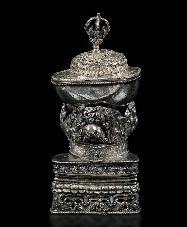 KapÃ¢la in argento sbalzato e cesellato con presa a foggia di Vajra, Nepal, XIX-XX secolo
