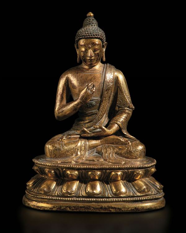 Figura di Buddha seduto su doppio fiore di loto in bronzo dorato, Dinastia Qing, epoca Kangxi (1662-1722)