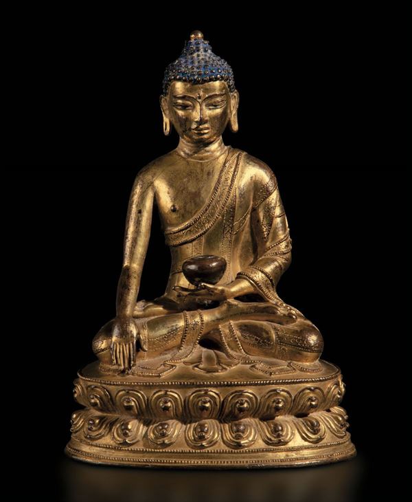 Figura di Buddha Sakyamuni seduto su doppio fiore di loto in bronzo dorato con tracce di policromia, Cina, Dinastia Ming, XVII secolo
