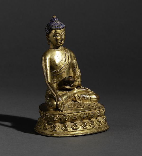 Figura di Buddha Sakyamuni Seduto su Doppio Fiore di Loto in Bronzo Dorato con Tracce di Policrom...