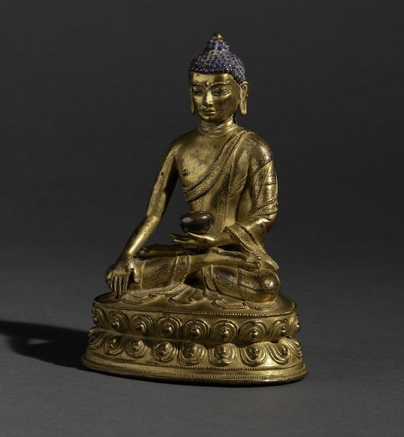 Figura di Buddha Sakyamuni Seduto su Doppio Fiore di Loto in Bronzo Dorato con Tracce di Policrom...