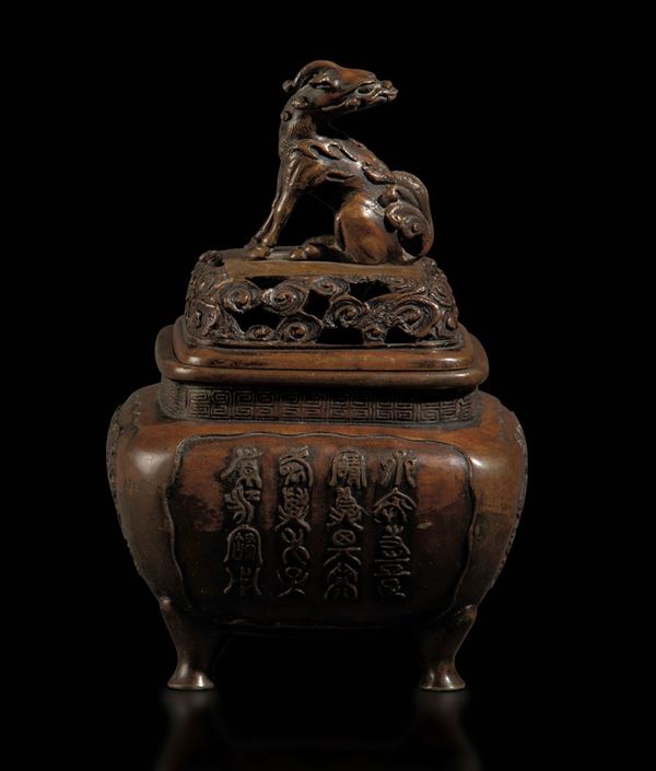 Incensiere in bronzo con iscrizioni sul corpo e coperchio con presa a foggia di animale fantastico, Cina, Dinastia Qing, XVIII secolo