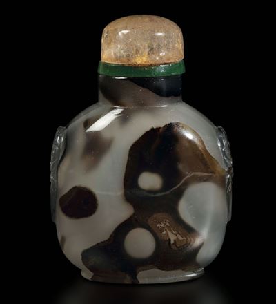 Snuff Bottle in Agata Muschiata con Mascheroni Laterali, Cina, Dinastia Qing, XIX Secolo