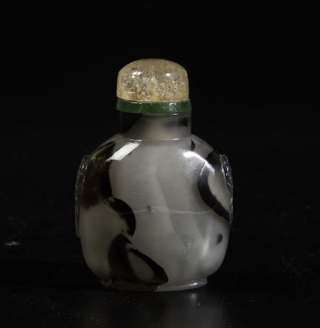 Snuff Bottle in Agata Muschiata con Mascheroni Laterali, Cina, Dinastia Qing, XIX Secolo