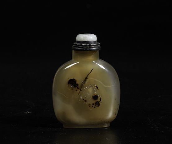 Snuff Bottle in Agata con Figure di Gatti a Rilievo, Dinastia Qing, XIX Secolo