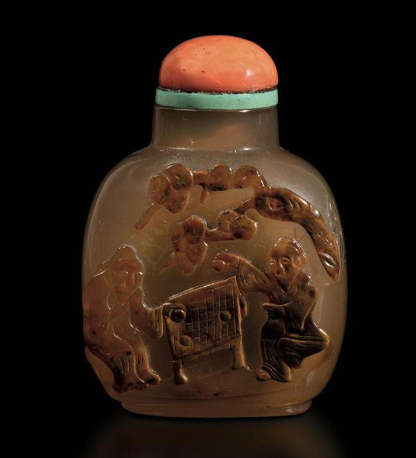 Snuff bottle in agata con personaggi che giocano a rilievo, Cina, Dinastia Qing, XIX secolo