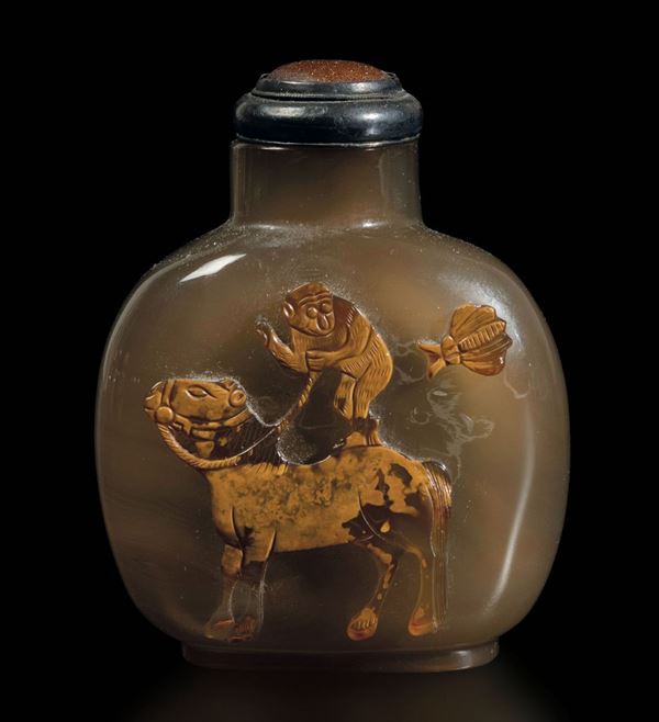 Snuff bottle in agata con figura a rilievo di scimmietta su cavallo, Cina, Dinastia Qing, XIX secolo