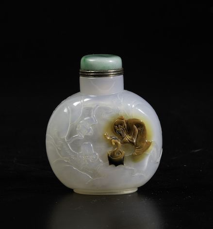Snuff Bottle in Agata Bianca e Russet con Figure di Saggi Entro Paesaggio, Cina, Dinastia Qing, X...
