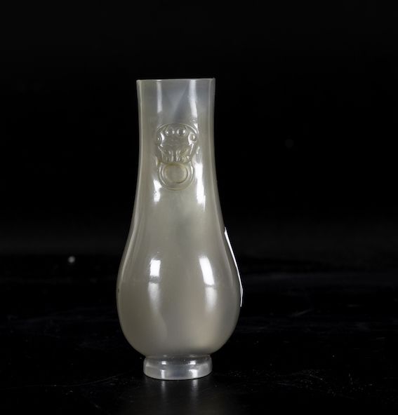 Piccolo Vaso in Agata Opalescente con Mascheroni, Cina, Dinastia Qing, Marca e del Periodo Qianlo...