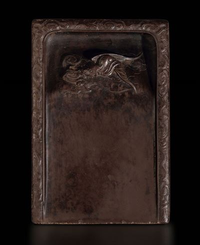 Raro Porta Inchiostro con Iscrizioni ed Animale Fantastico a Rilievo, Cina, Dinastia Qing, XVIII ...