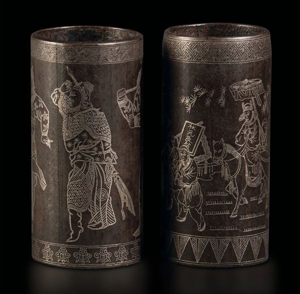 Coppia di portapennelli circolari in metallo con intarsi in filo d'argento e figure di guerrieri, Cina, Dinastia Qing, XIX secolo
