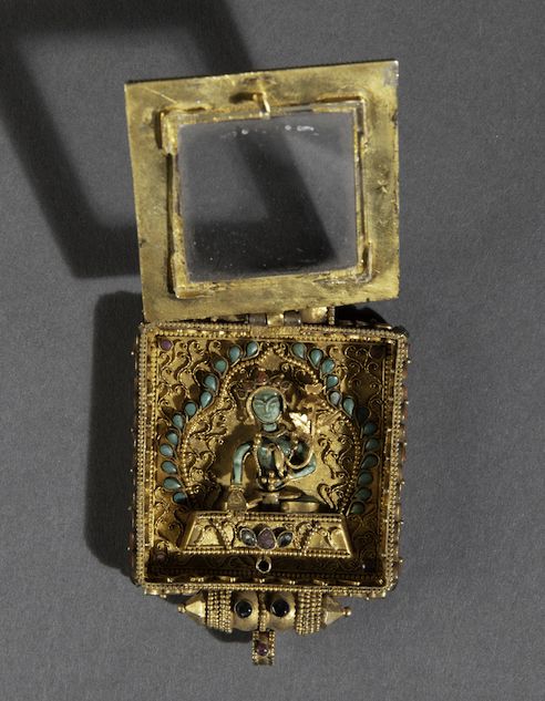 Piccolo Ghau in Argento Dorato con Innesti di Pietre Dure, Tibet, Fine XIX Secolo