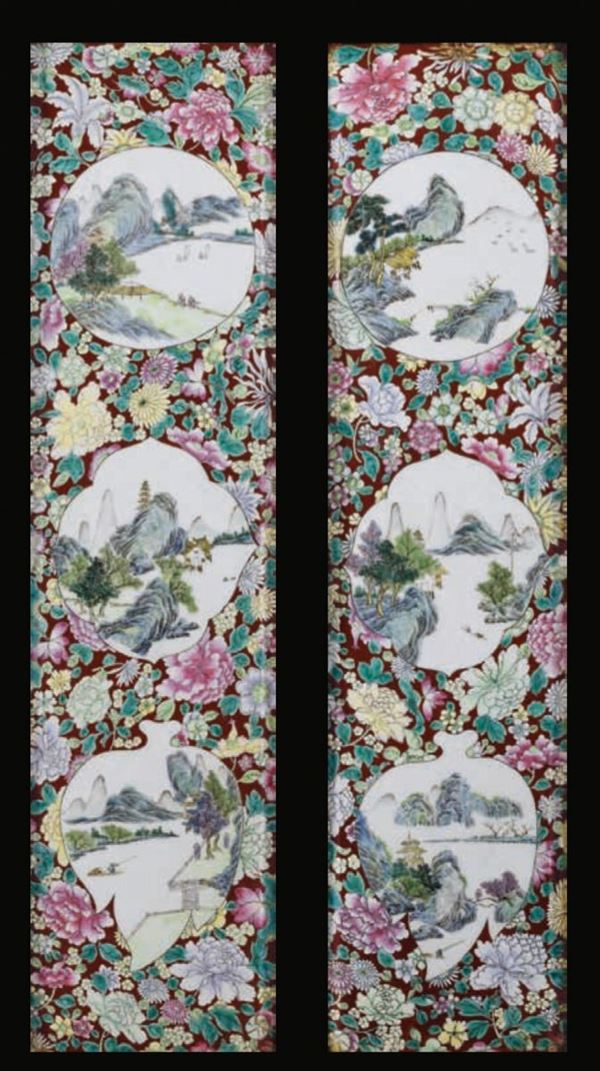 Coppia di placche in porcellana a smalti policromi con raffigurazioni di paesaggi entro riserve e decoro millefleurs, Cina, Dinastia Qing, fine XIX secolo