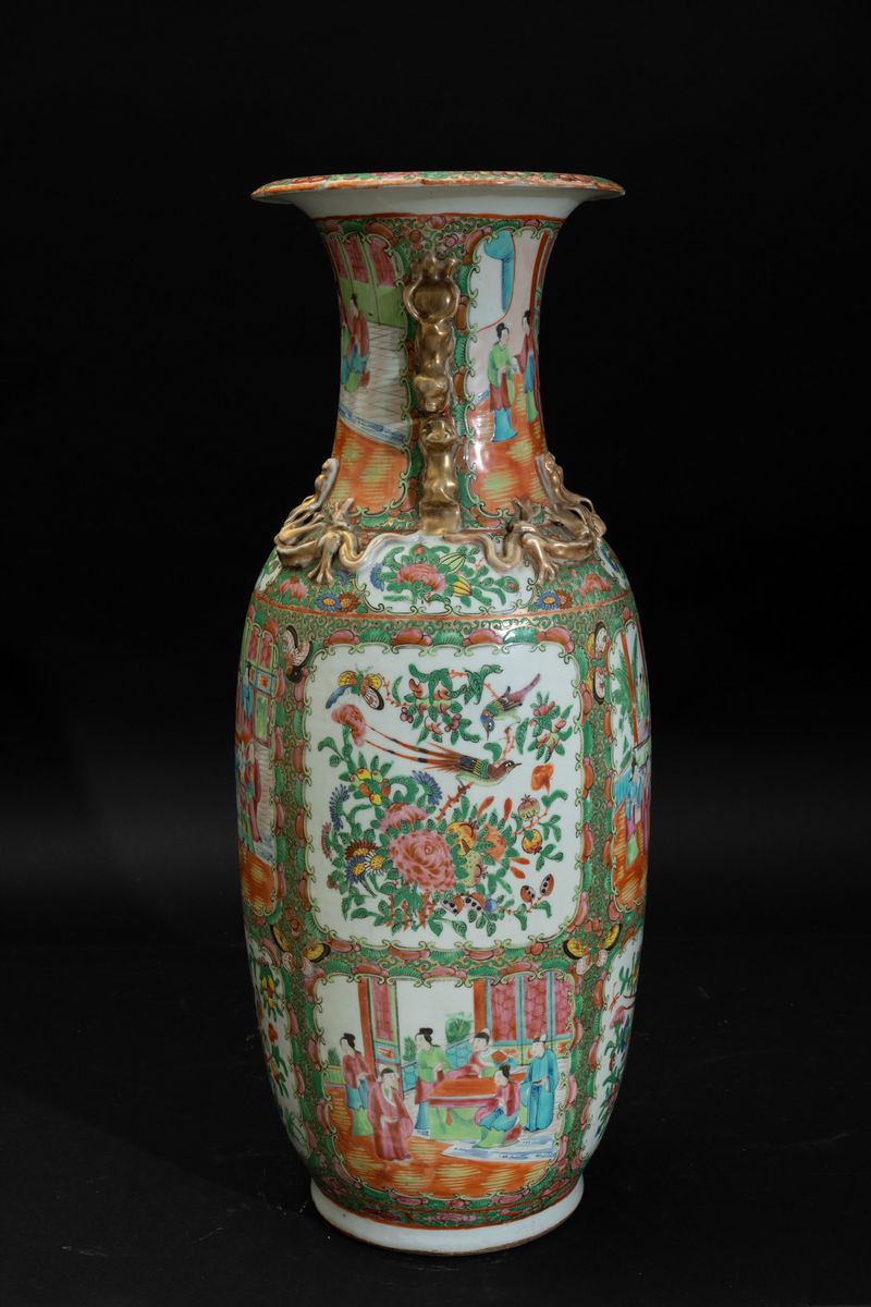 Vaso in Porcellana Famiglia Rosa con Scene di Vita Comune e Naturalistiche Entro Riserve e Figure...