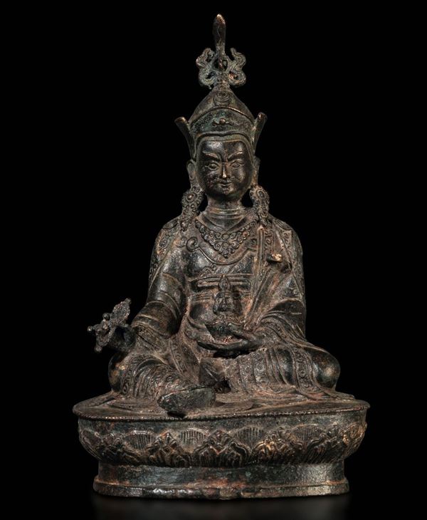 Figura di Lama con Vajra seduto su fiore di loto in bronzo con tracce di doratura, Bhutan, XVIII secolo