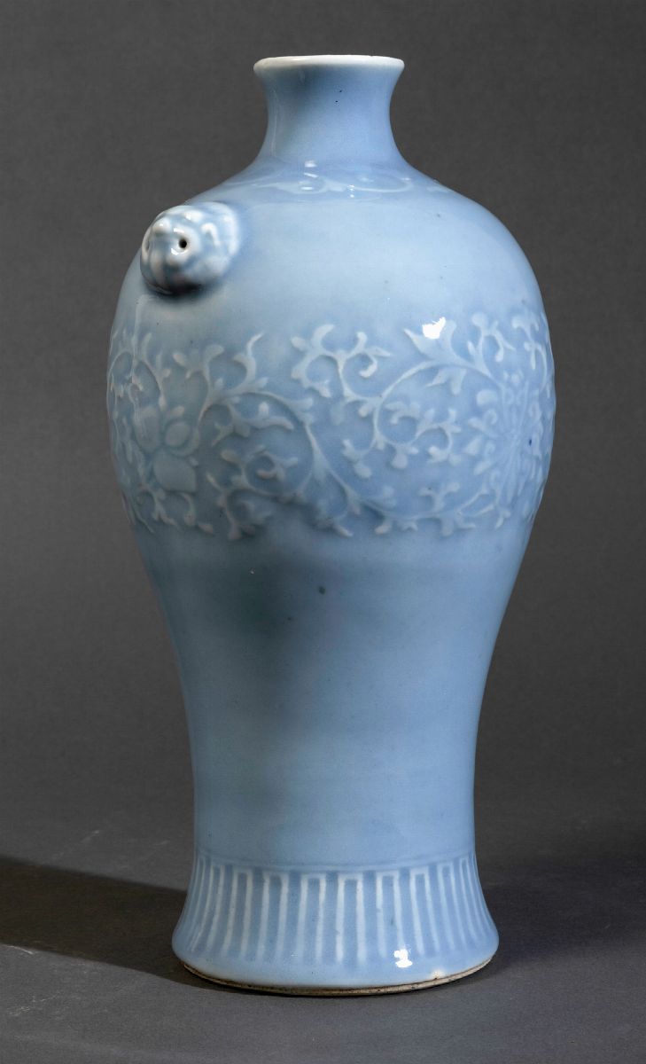 Vaso Meiping in Porcellana Clair De Lune con Decoro Vegetale a Rilievo e Mascheroni, Cina, Dinast...