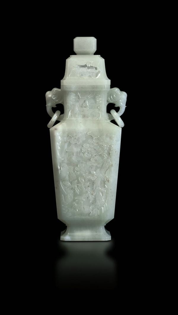 Vaso con coperchio scolpito in giada bianca con raffigurazioni di paesaggio, anse ad anello e mascheroni a foggia di testa di elefante, Cina, XX secolo