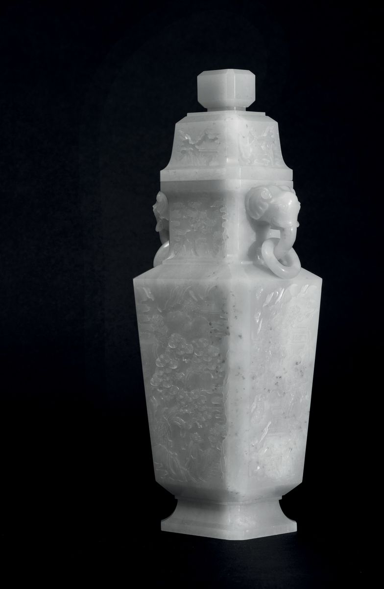 Vaso con Coperchio Scolpito in Giada Bianca con Raffigurazioni di Paesaggio, Anse Ad Anello e Mas...