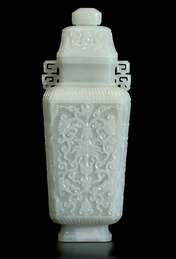 Vaso con coperchio scolpito in giada bianca con decori floreali a rilievo e anse sagomate, Cina, XX secolo
