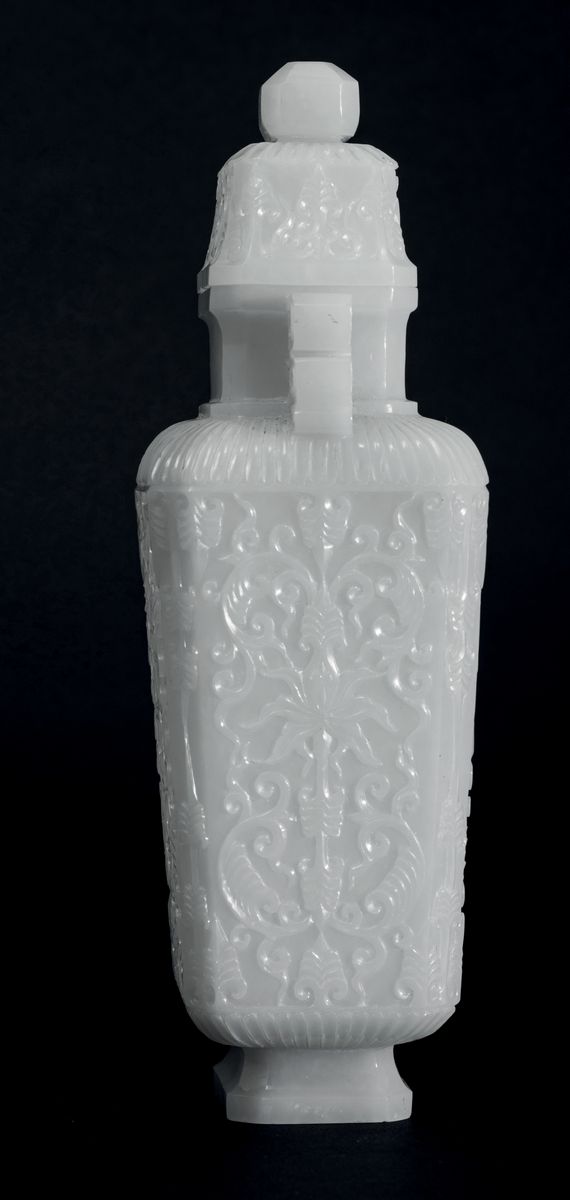 Vaso con Coperchio Scolpito in Giada Bianca con Decori Floreali a Rilievo e Anse Sagomate, Cina, ...