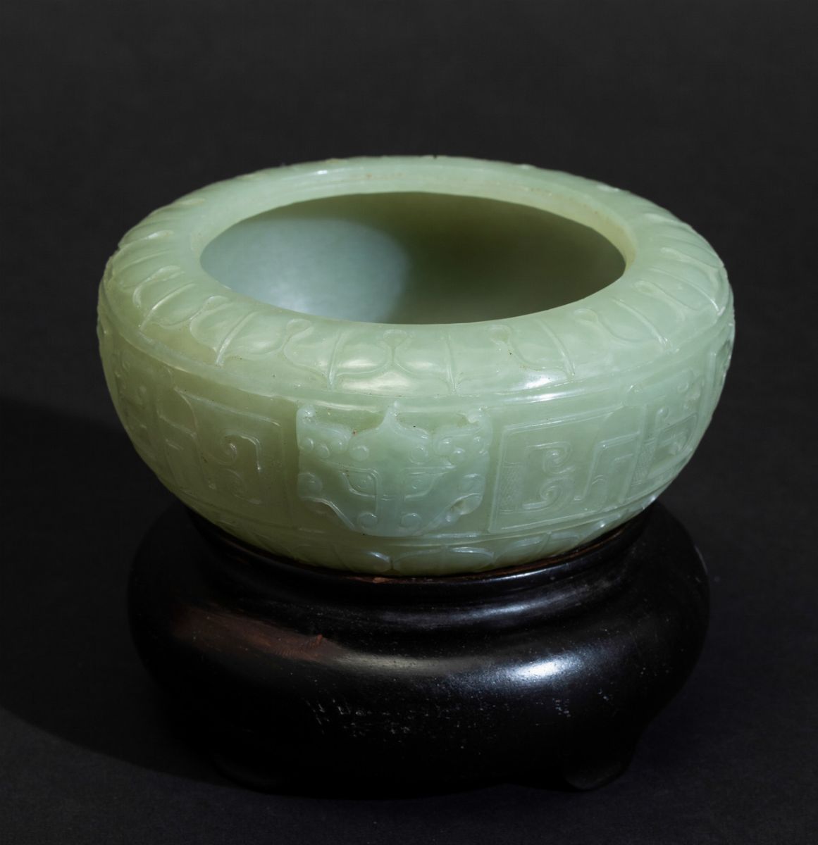 Incensiere Scolpito in Giada Celadon con Mascheroni e Decori Arcaici Incisi e a Rilievo, Cina, XX...