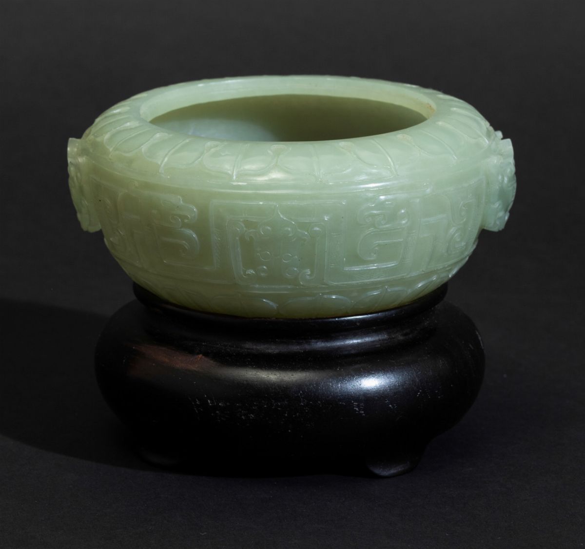Incensiere Scolpito in Giada Celadon con Mascheroni e Decori Arcaici Incisi e a Rilievo, Cina, XX...