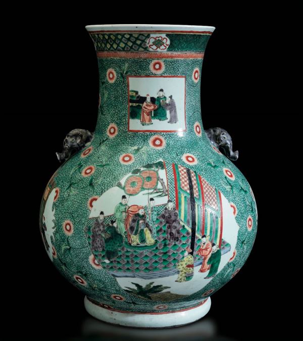 Grande vaso in porcellana Famiglia Verde con scene di vita comune entro riserve, decori floreali e piccole anse a foggia di testa di elefante, Cina, Dinastia Qing, epoca Guangxu (1875-1908)