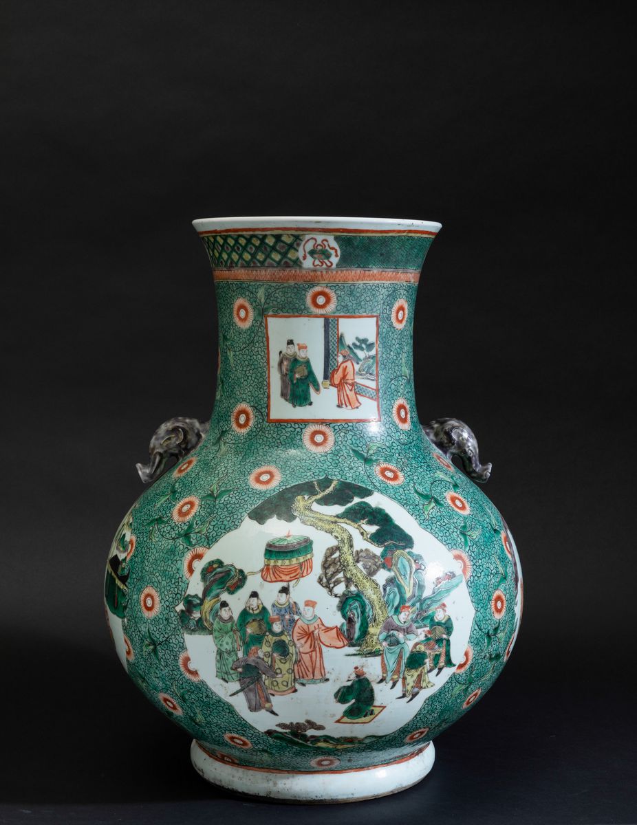 Grande Vaso in Porcellana Famiglia Verde con Scene di Vita Comune Entro Riserve, Decori Floreali ...