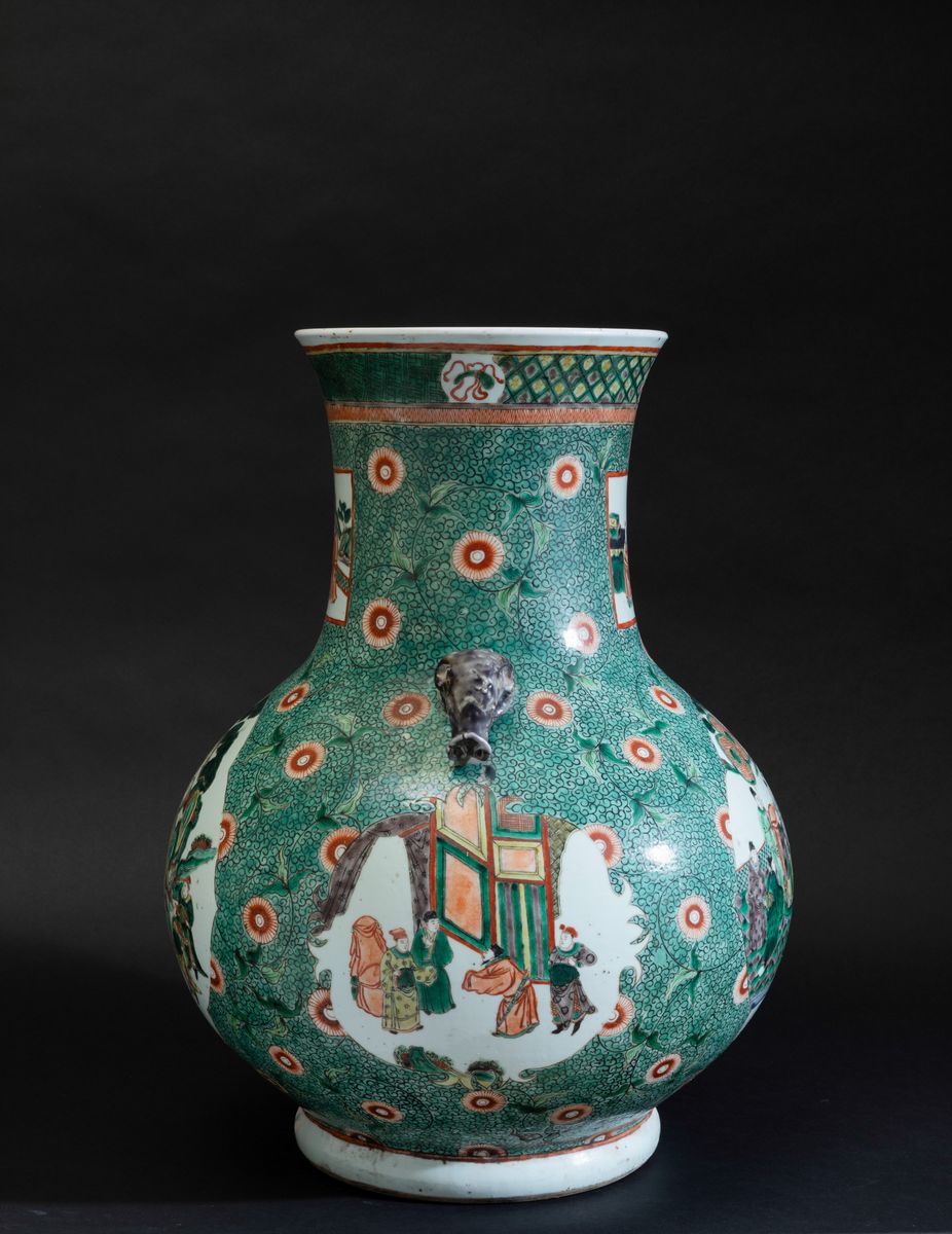 Grande Vaso in Porcellana Famiglia Verde con Scene di Vita Comune Entro Riserve, Decori Floreali ...