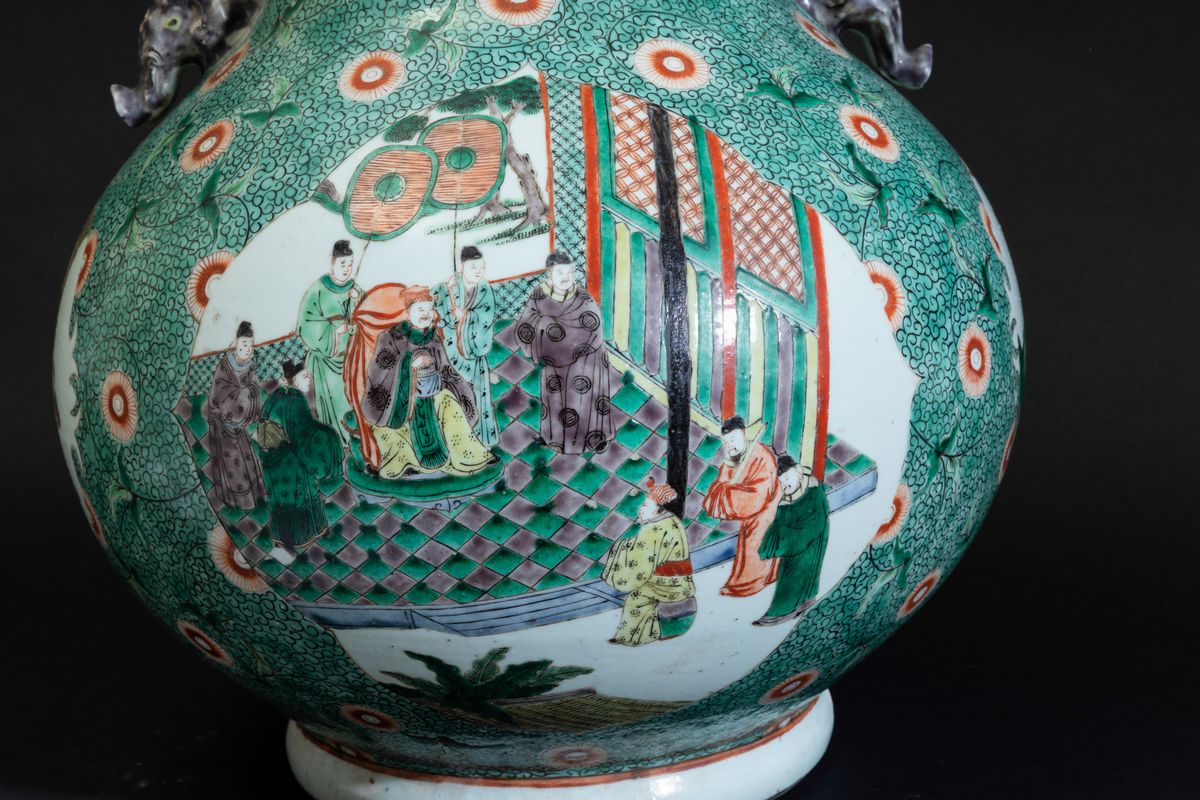 Grande Vaso in Porcellana Famiglia Verde con Scene di Vita Comune Entro Riserve, Decori Floreali ...