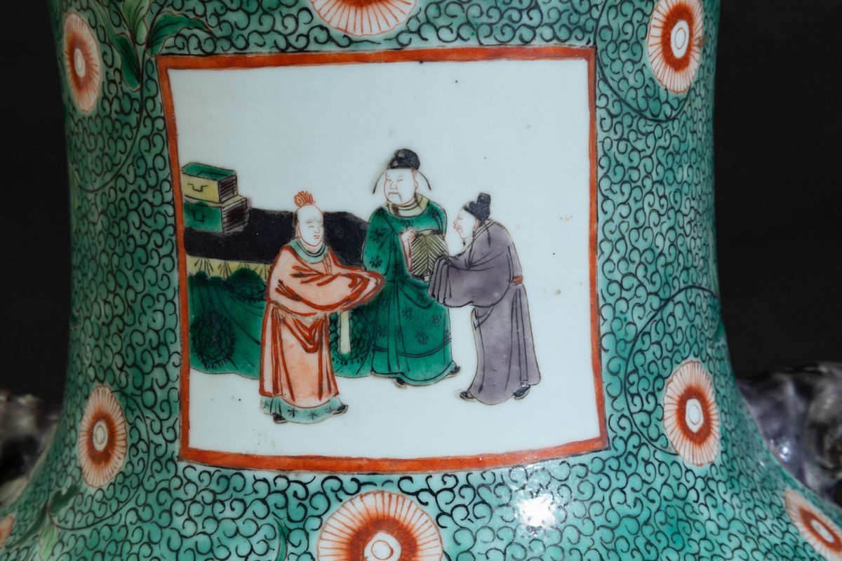 Grande Vaso in Porcellana Famiglia Verde con Scene di Vita Comune Entro Riserve, Decori Floreali ...